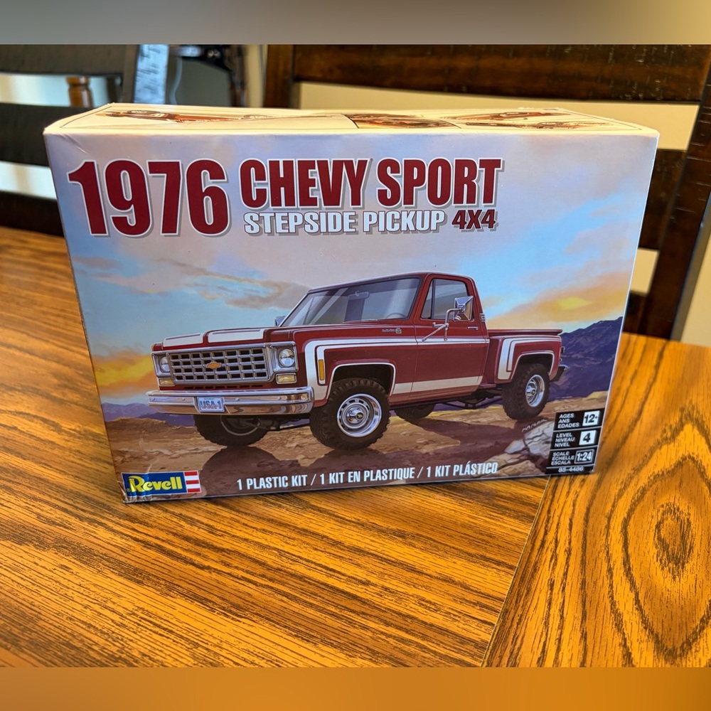 1976 Chevy Sport Stepside Pickup 4x4 Model Kit